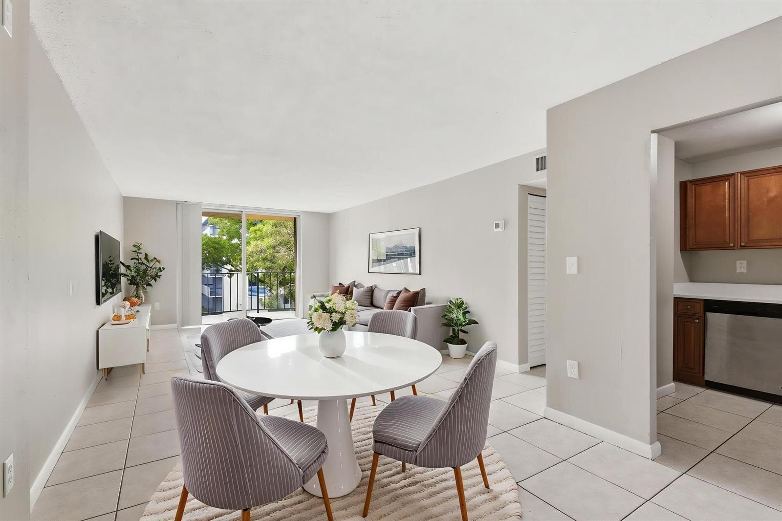 9360 Fontainebleau Boulevard # Apt 310, Miami, FL 33172 photo 4