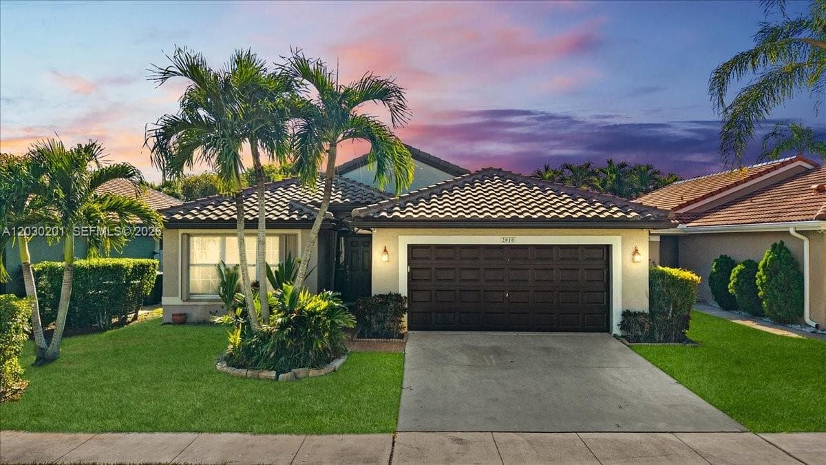 2010 NW 182nd Ter, Pembroke Pines, FL 33029 photo 2