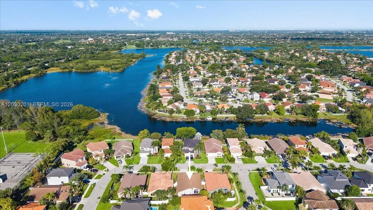 2010 NW 182nd Ter, Pembroke Pines, FL 33029 photo 4