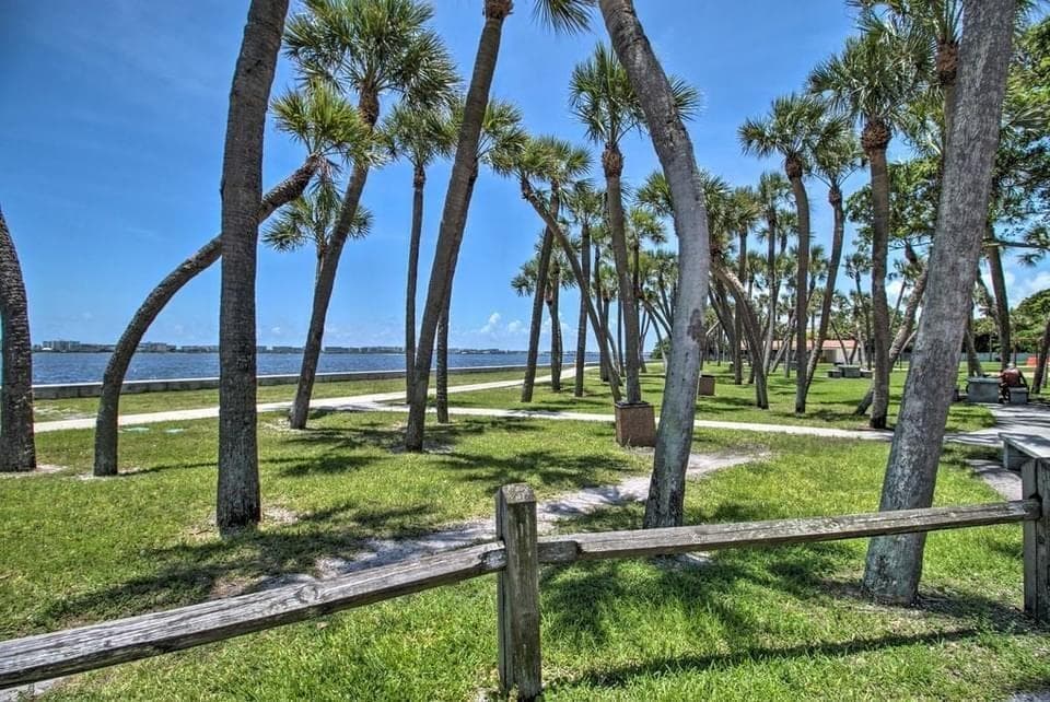 407 S Lakeside Drive, FL 33460 photo 2