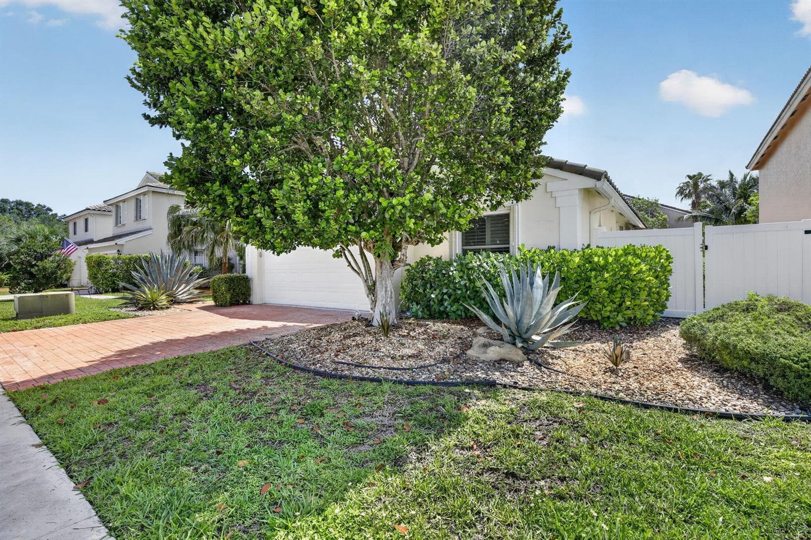 327 SW 191st Terrace, Pembroke Pines, FL 33029 photo 2