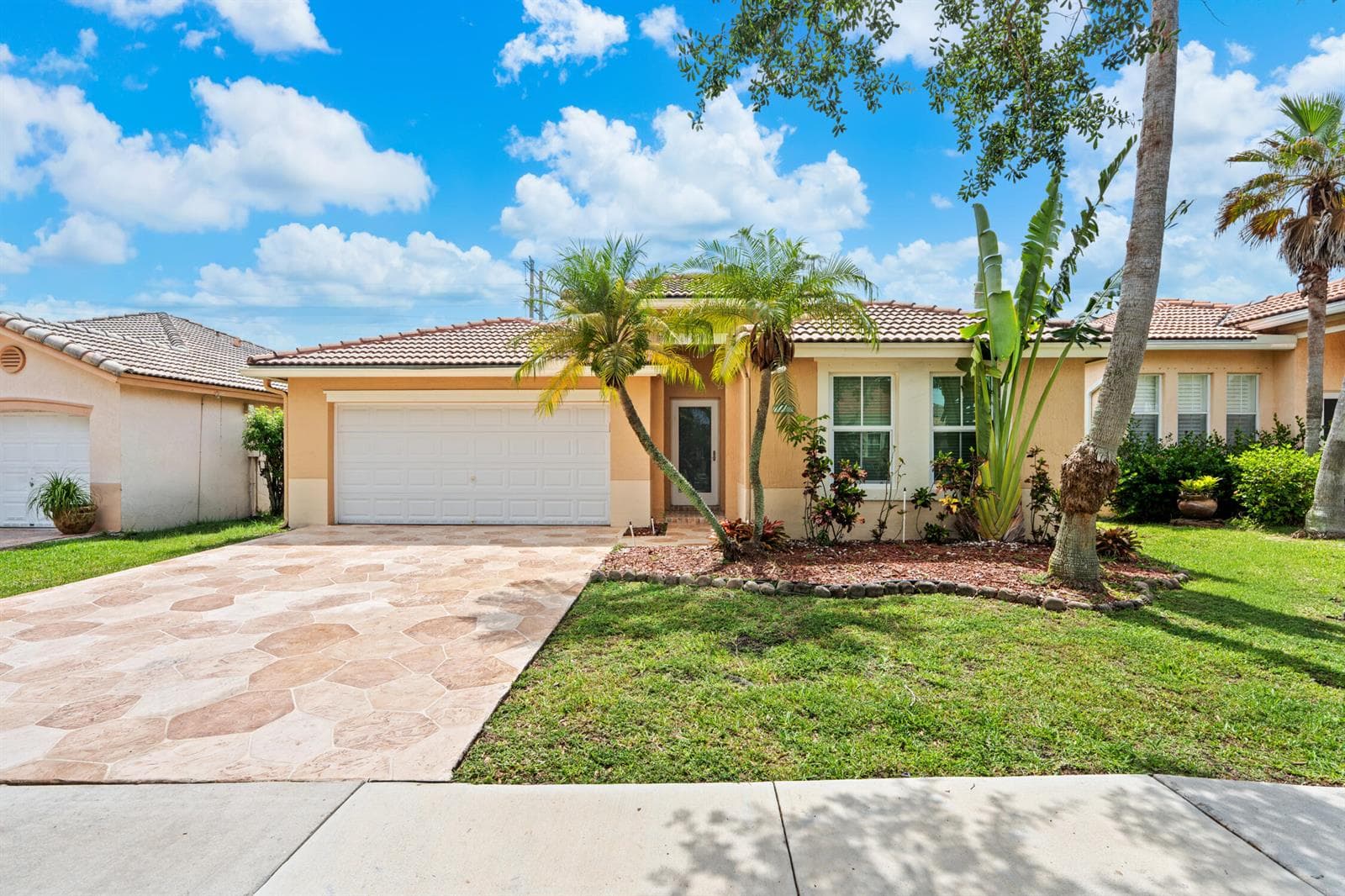 376 E Royal Cove Circle, Davie, FL 33325 photo 3