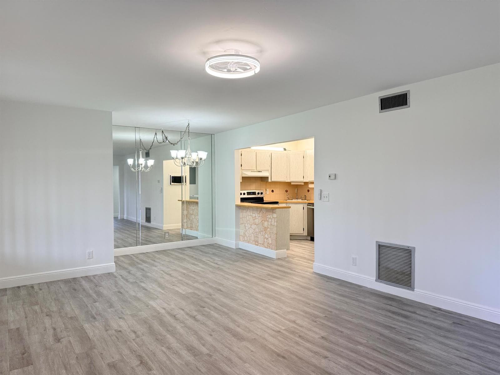 318 Knotty Pine Circle # D-2, FL 33463 photo 2