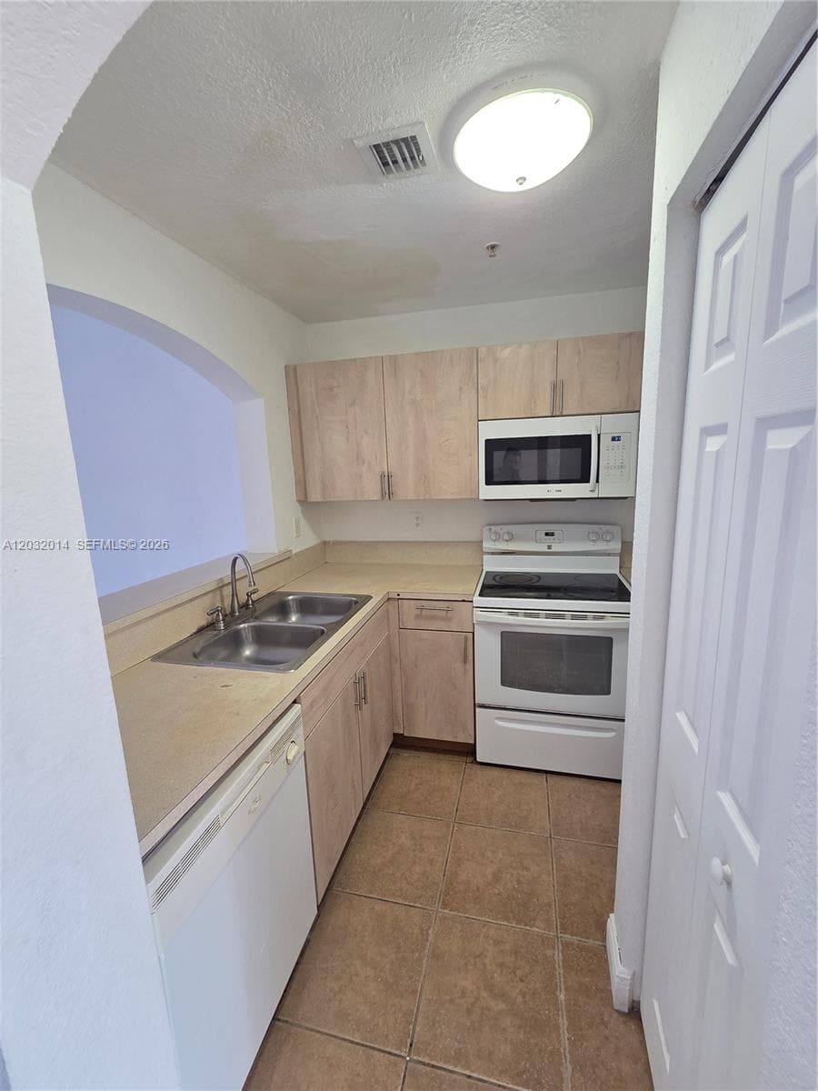 7989 NW 8th St # 108D, Miami, FL 33126 photo 5