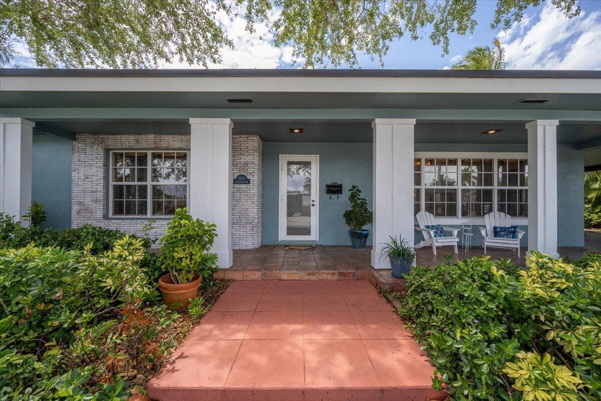 2201 N Lakeside Drive, FL 33460 photo 2