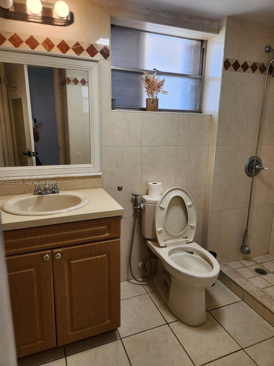 160 Royal Palm Rd # 215, Hialeah Gardens, FL 33016 photo 2