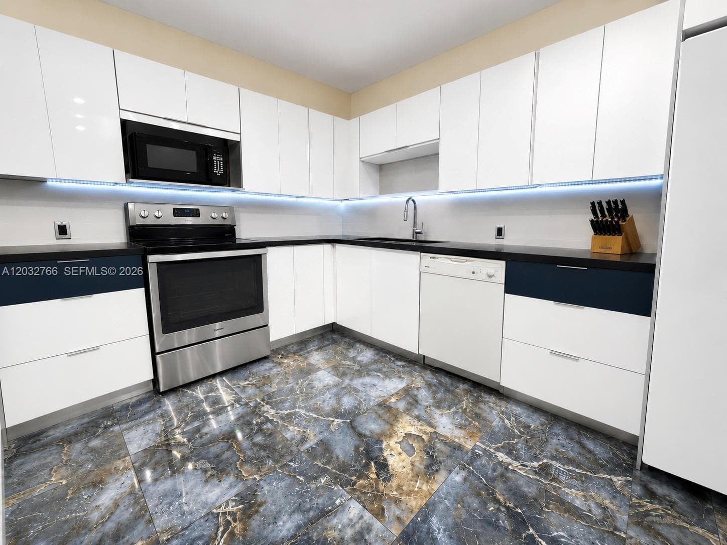 4200 Hillcrest Dr # 403, Hollywood, FL 33021 photo 2