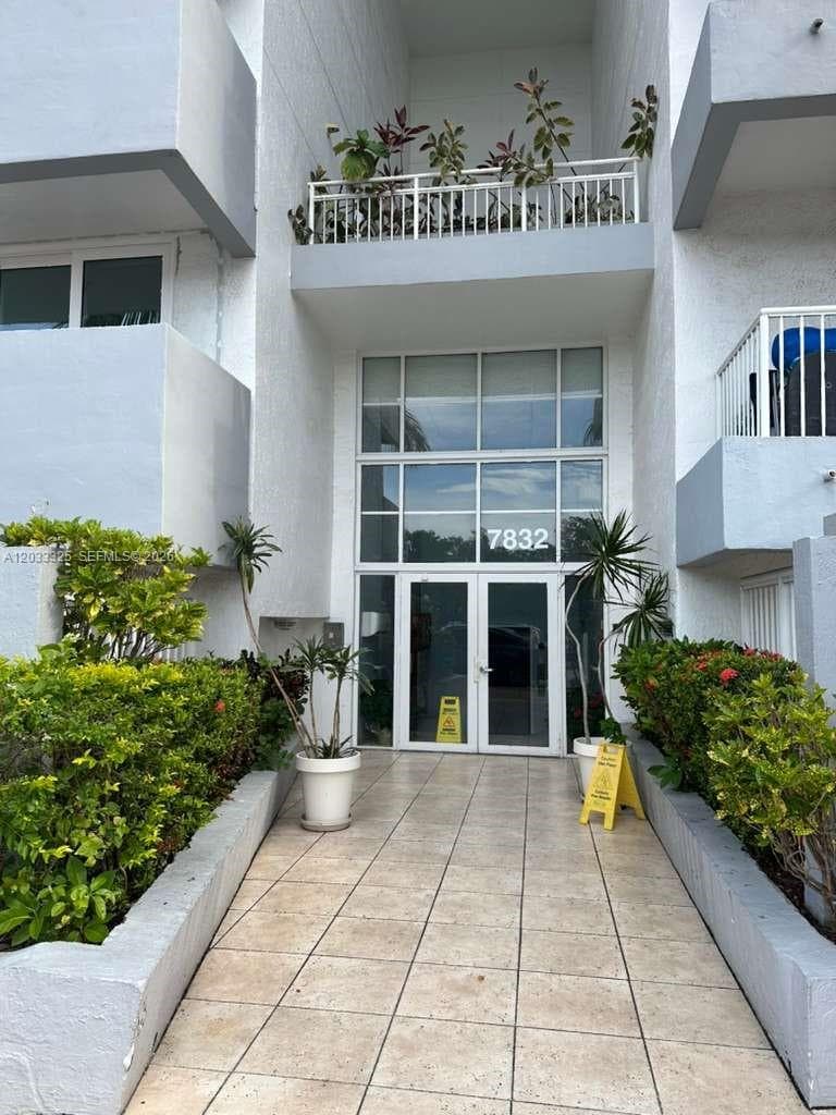 7832 Collins Ave # 406, Miami Beach, FL 33141 photo 2
