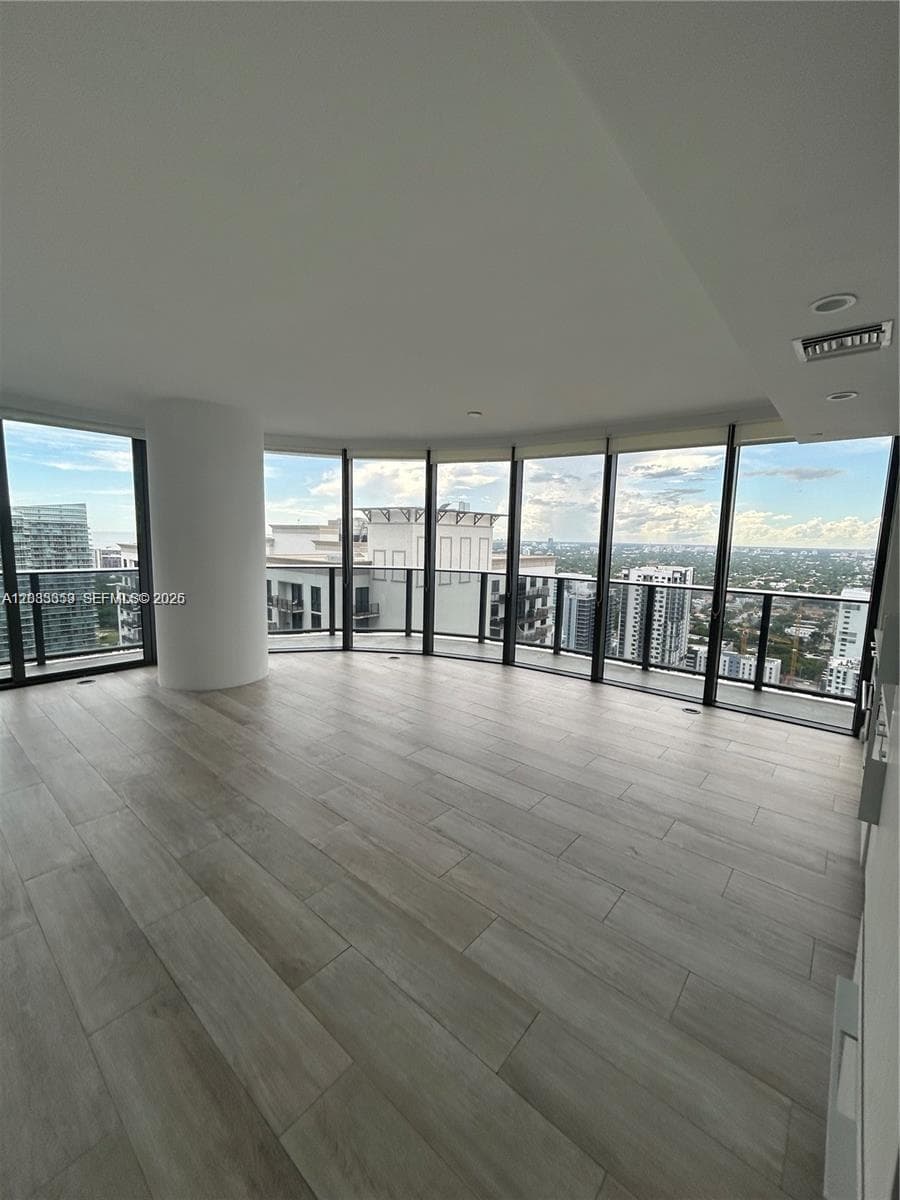 55 SW 9th St # 3506, Miami, FL 33130 photo 2