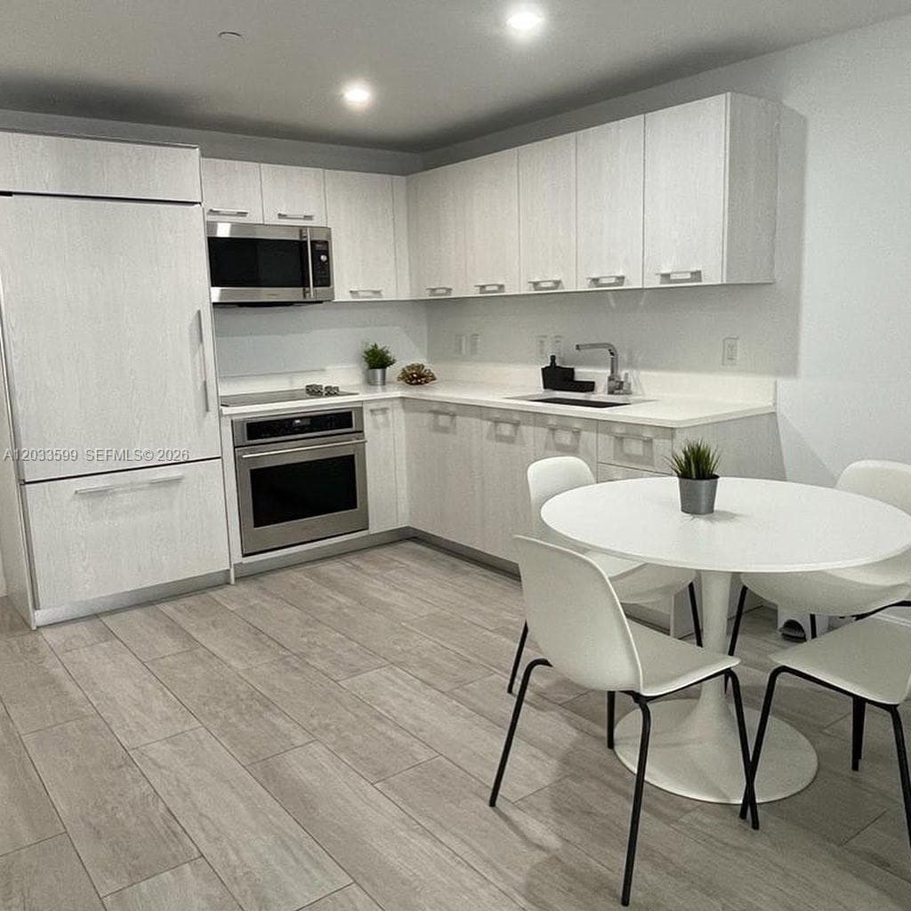 45 SW 9th St # 1407, Miami, FL 33130 photo 2