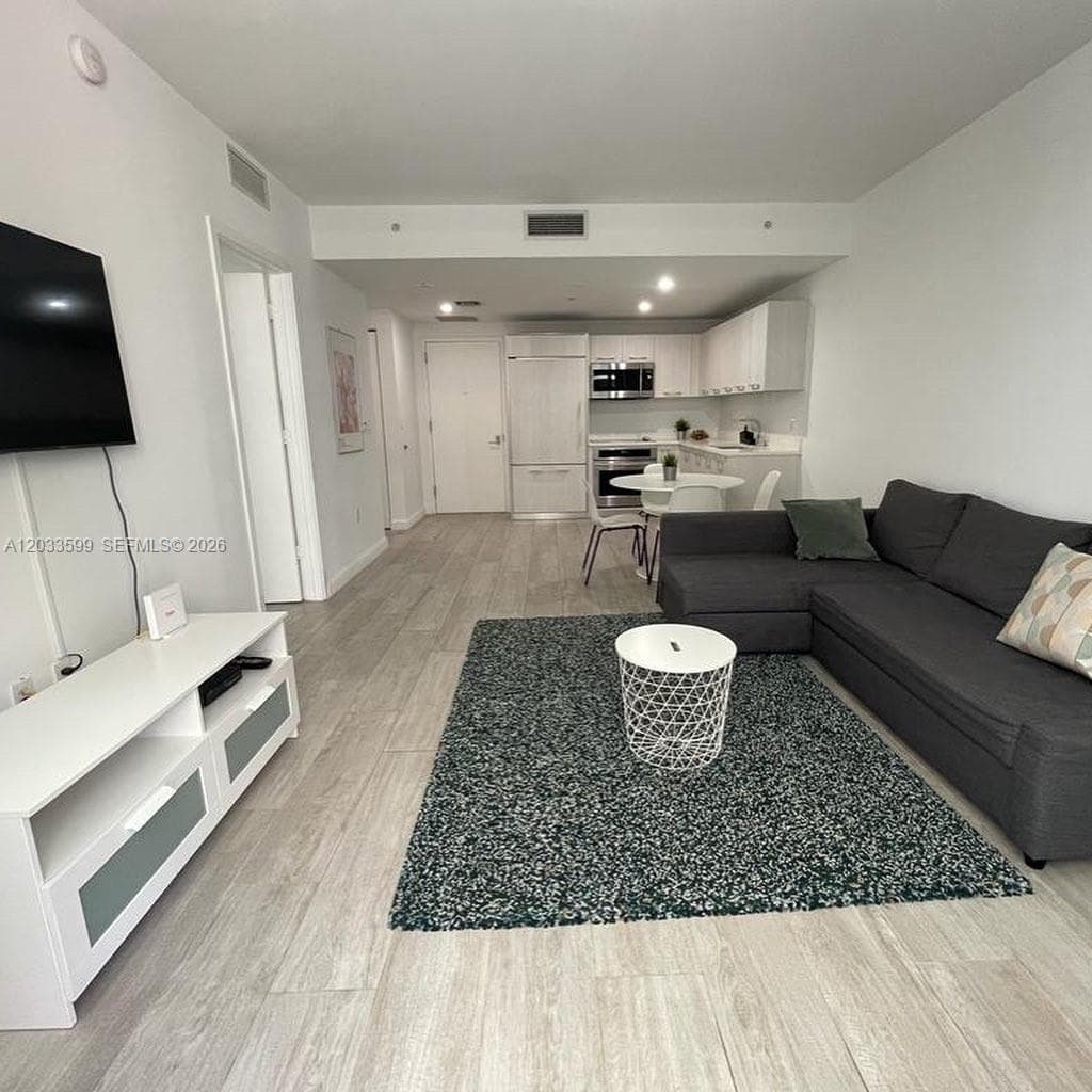 45 SW 9th St # 1407, Miami, FL 33130 photo 3