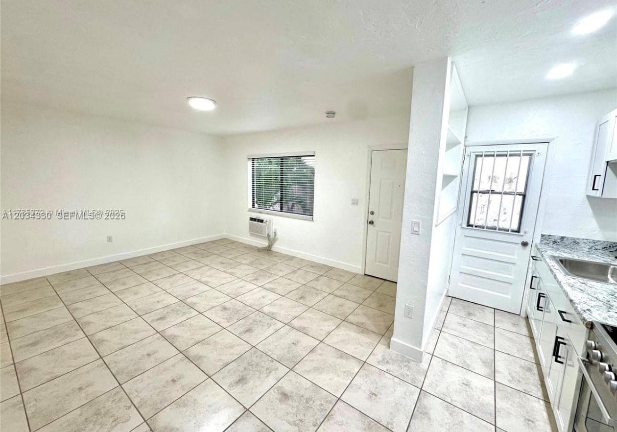 550 SW 10th St # 6, Miami, FL 33130 photo 5