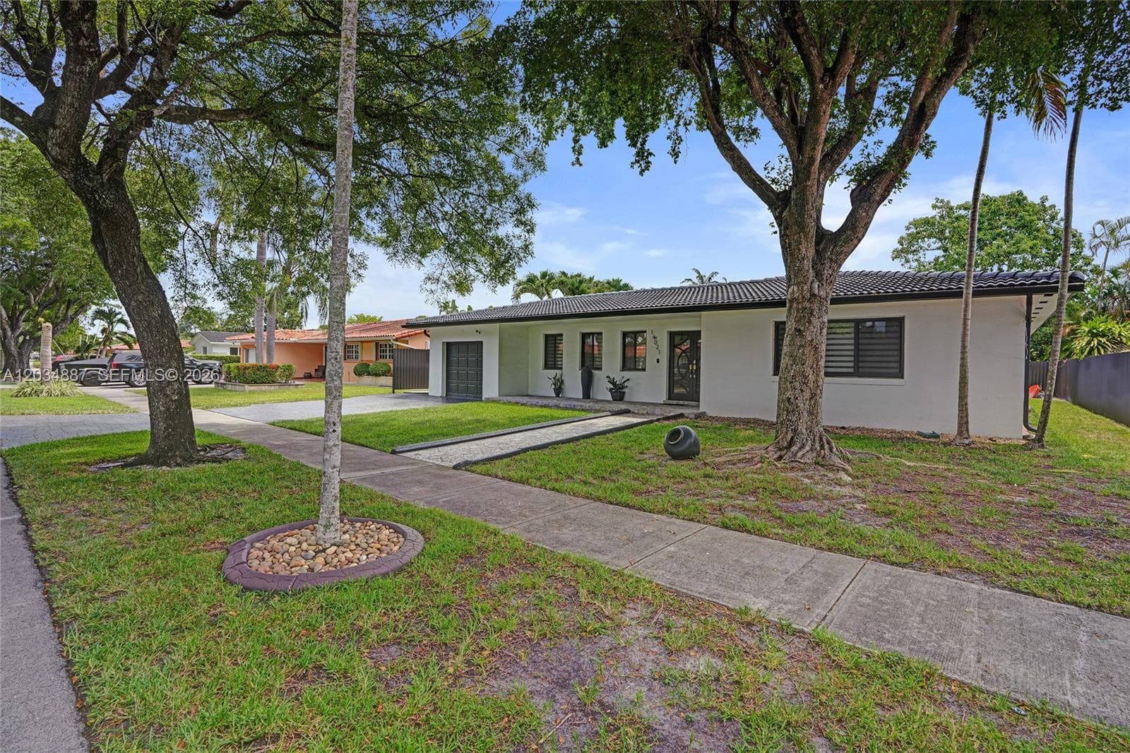 14021 Cypress Ct, Miami Lakes, FL 33014 photo 2