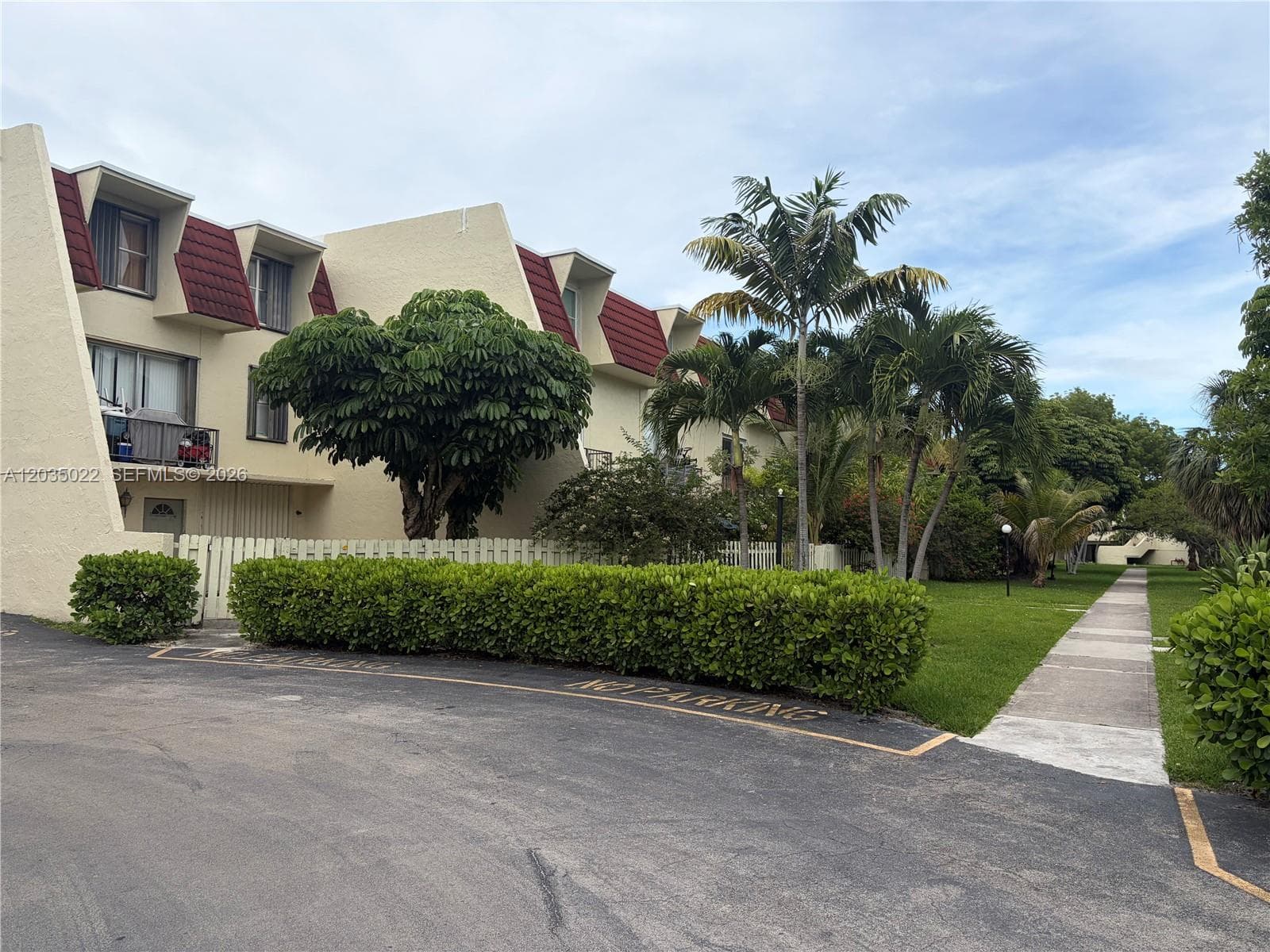 1655 NE 115th St # 29B, Miami, FL 33181 photo 2