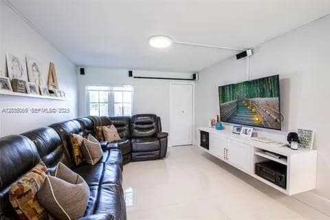 933 NW 106th Ave Cir, Miami, FL 33172 photo 4