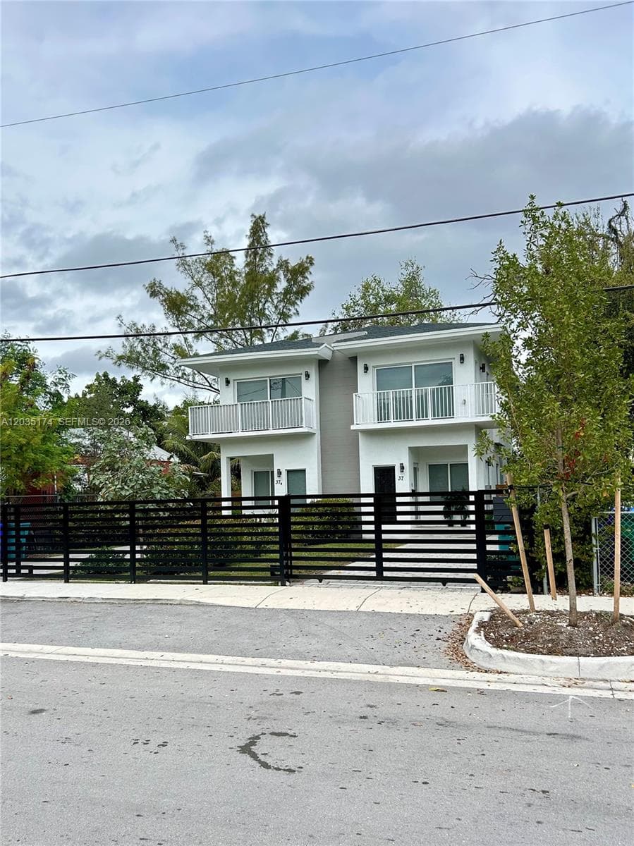 37 NW 70th St, Miami, FL 33150 photo 2