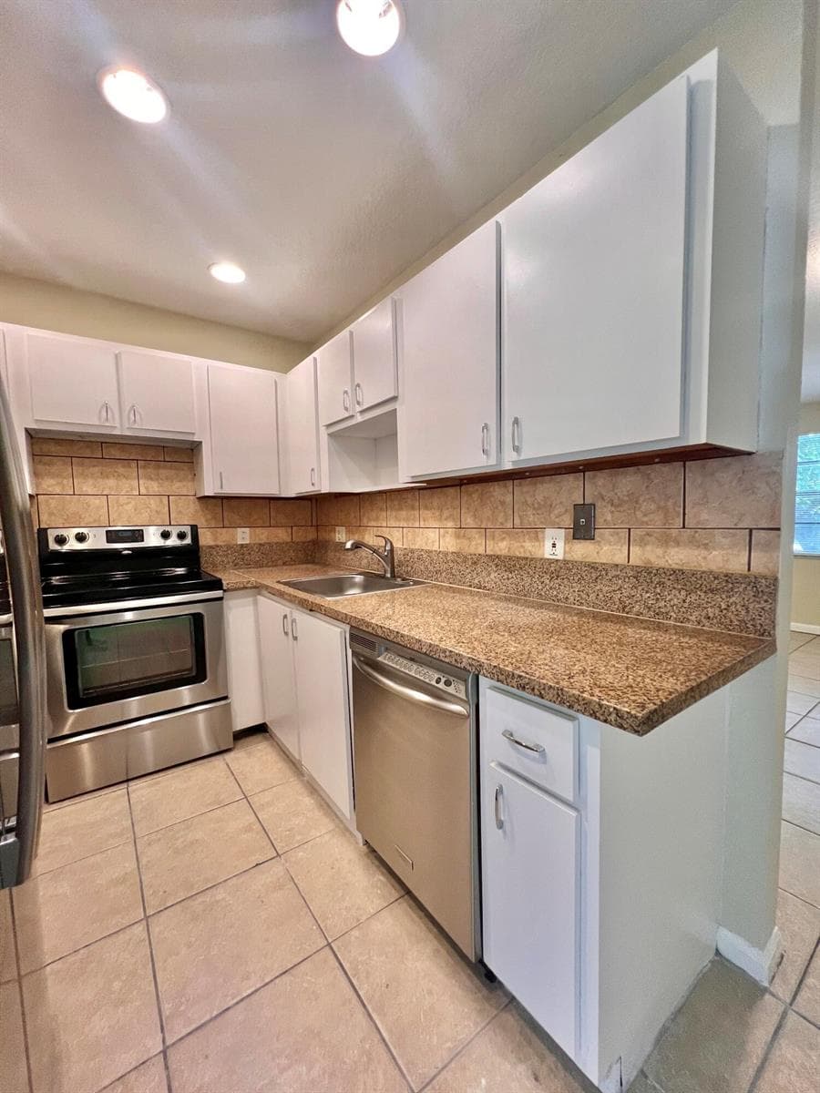 423 Glenwood Drive, West Palm Beach, FL 33415 photo 2