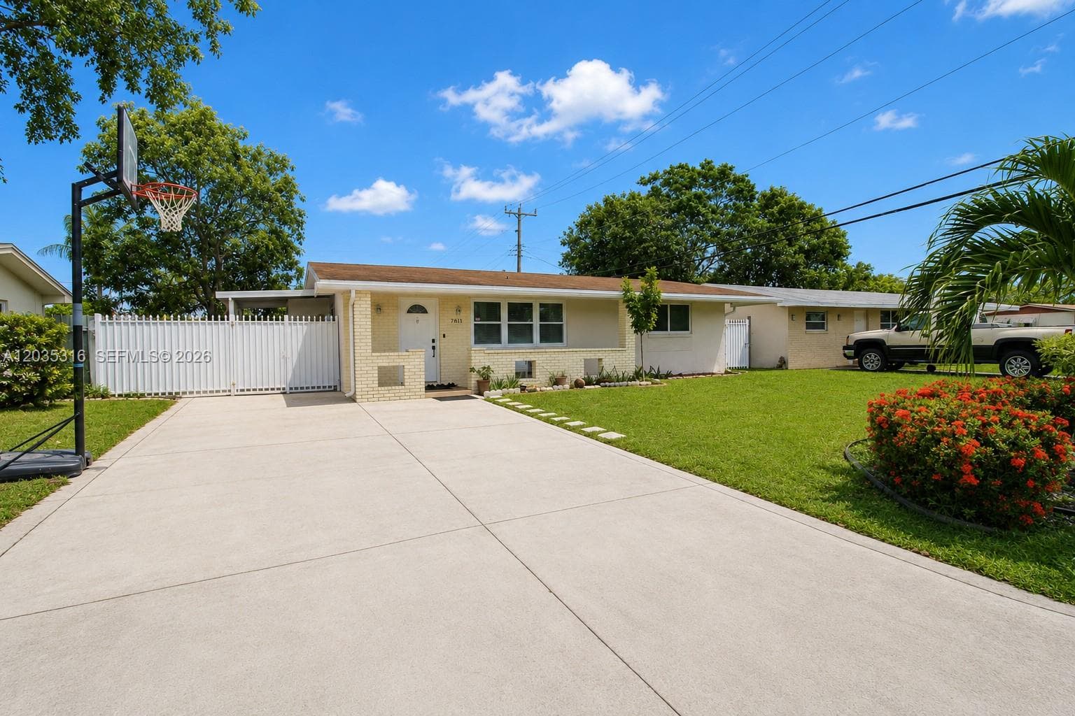 7611 NW 15th Ct, Pembroke Pines, FL 33024 photo 2
