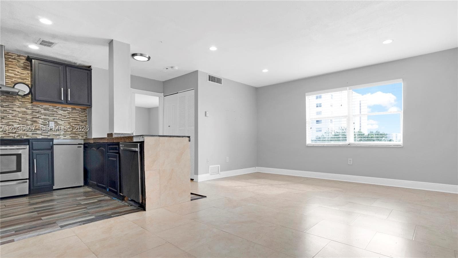 7925 Carlyle Ave # 403, Miami Beach, FL 33141 photo 2