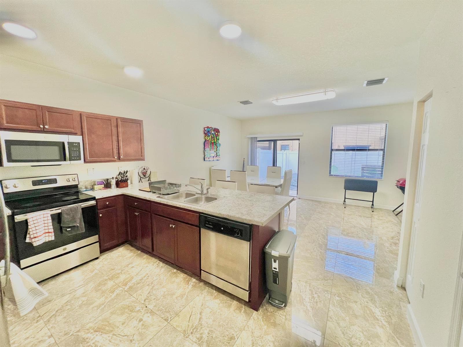 10490 W 33rd Way, Hialeah, FL 33018 photo 2