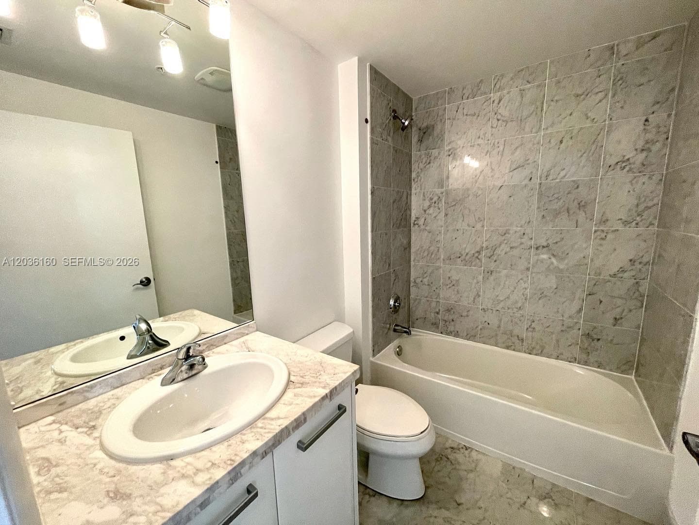 253 NE 2nd St # 2108, Miami, FL 33132 photo 4