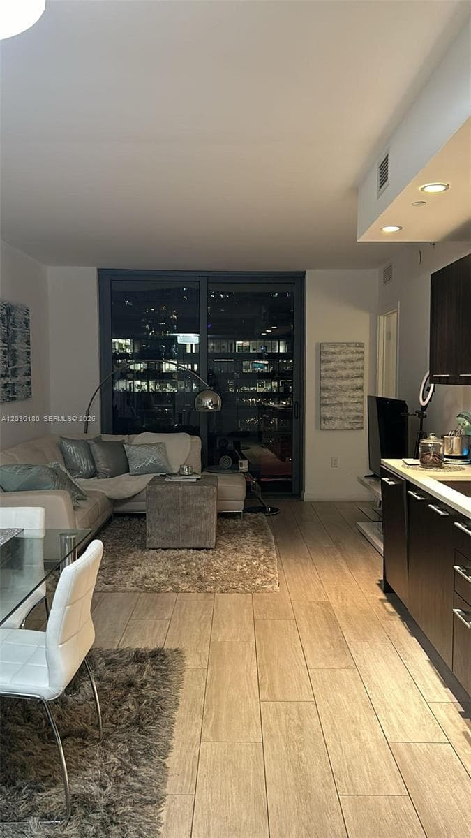 45 SW 9th St # 1409, Miami, FL 33130 photo 2