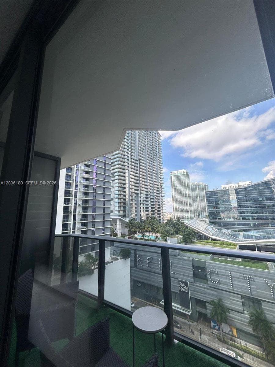 45 SW 9th St # 1409, Miami, FL 33130 photo 5