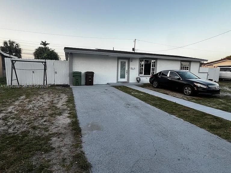 1271 W 79th St, Hialeah, FL 33014 photo 2
