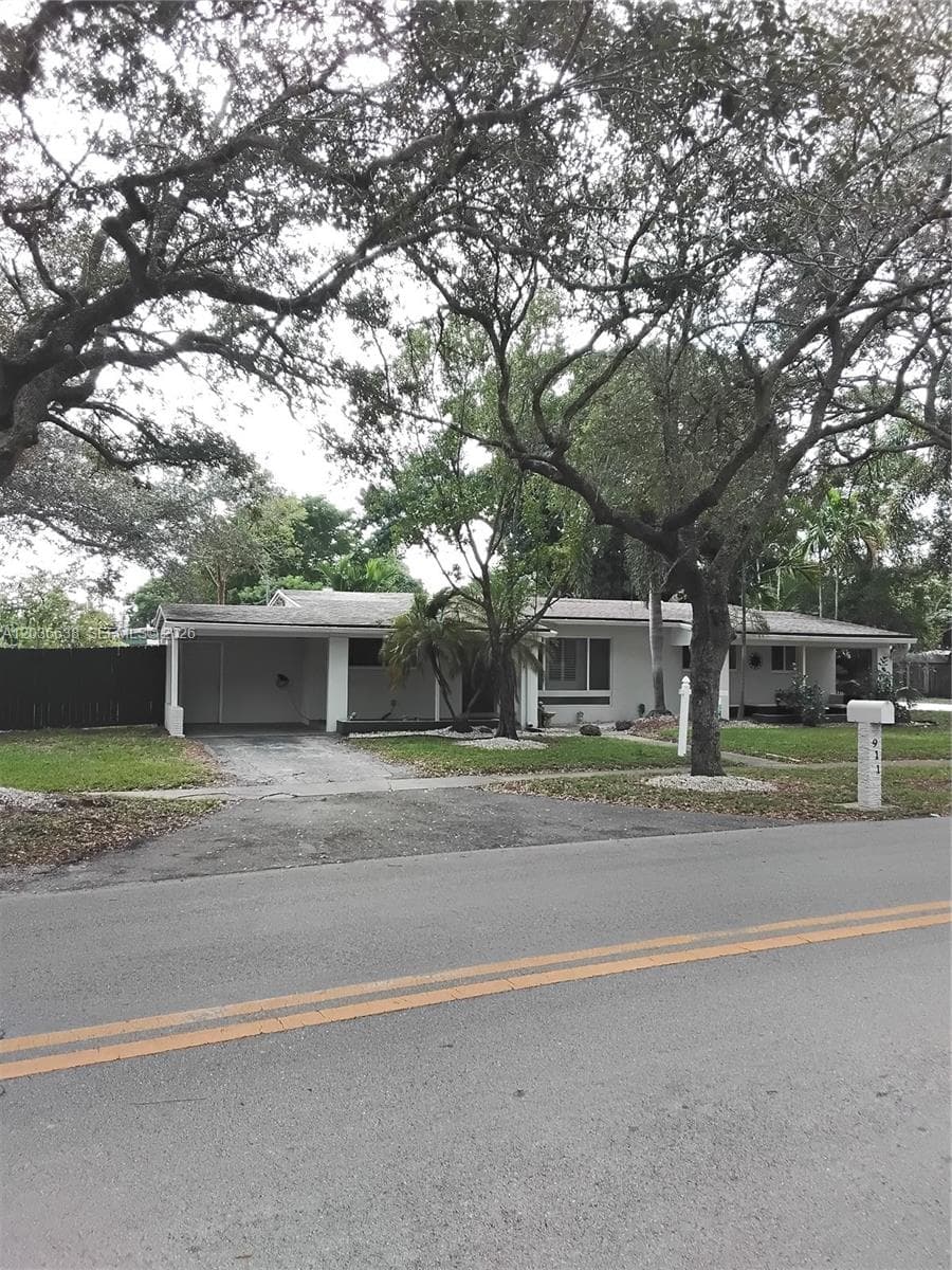 911 W Country Club Cir, Plantation, FL 33317 photo 4