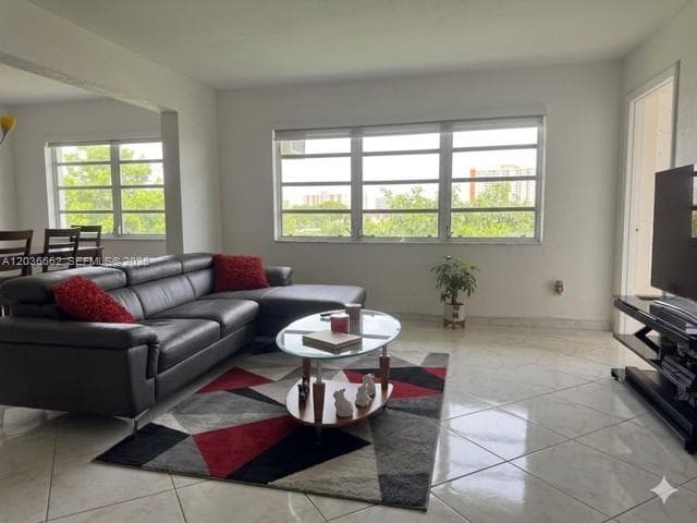 1530 NE 191st St # 305, Miami, FL 33179 photo 2