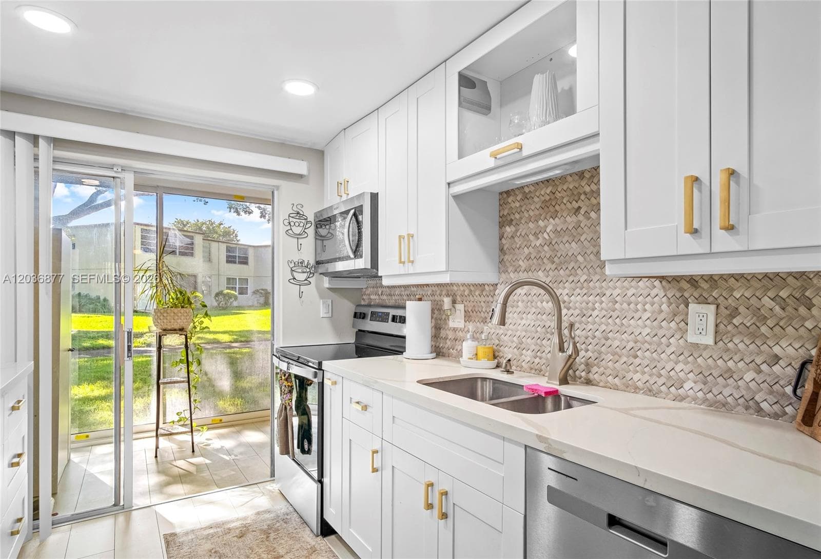 19 Abbey Ln # 104, Delray Beach, FL 33446 photo 2
