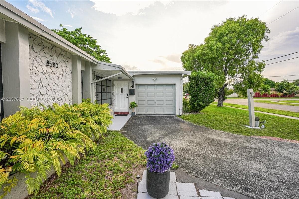 8580 NW 20th Ct, Sunrise, FL 33322 photo 2