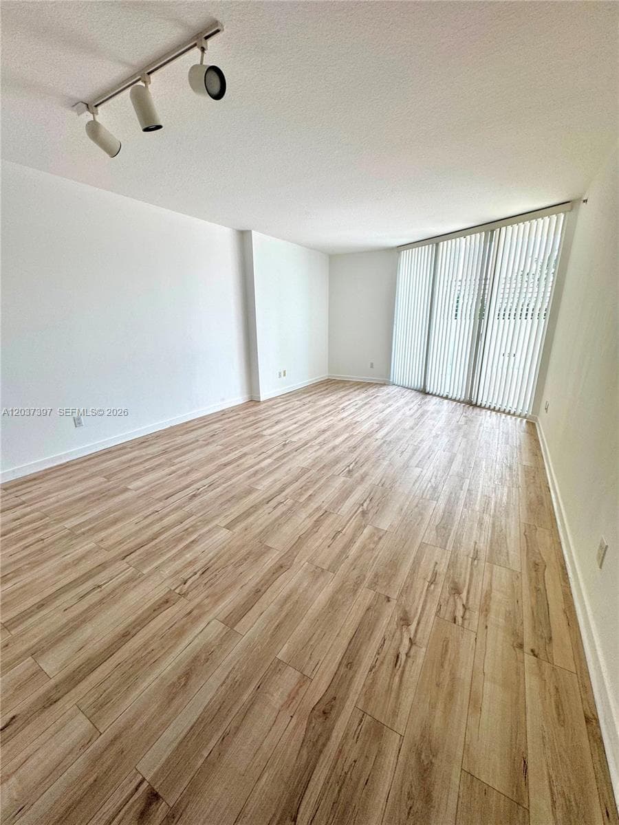 325 S Biscayne Blvd # 1116, Miami, FL 33131 photo 3