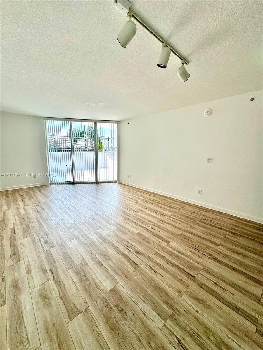 325 S Biscayne Blvd # 1116, Miami, FL 33131 photo 5