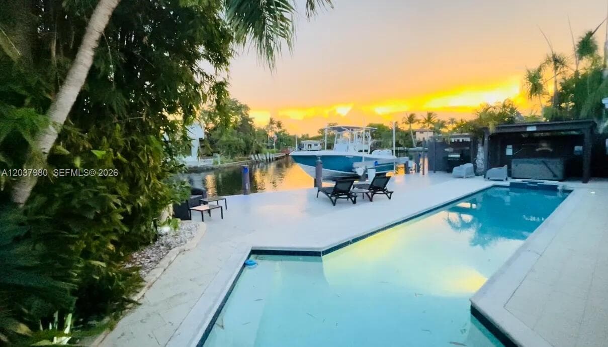 2100 NE 24th St, Wilton Manors, FL 33305 photo 2