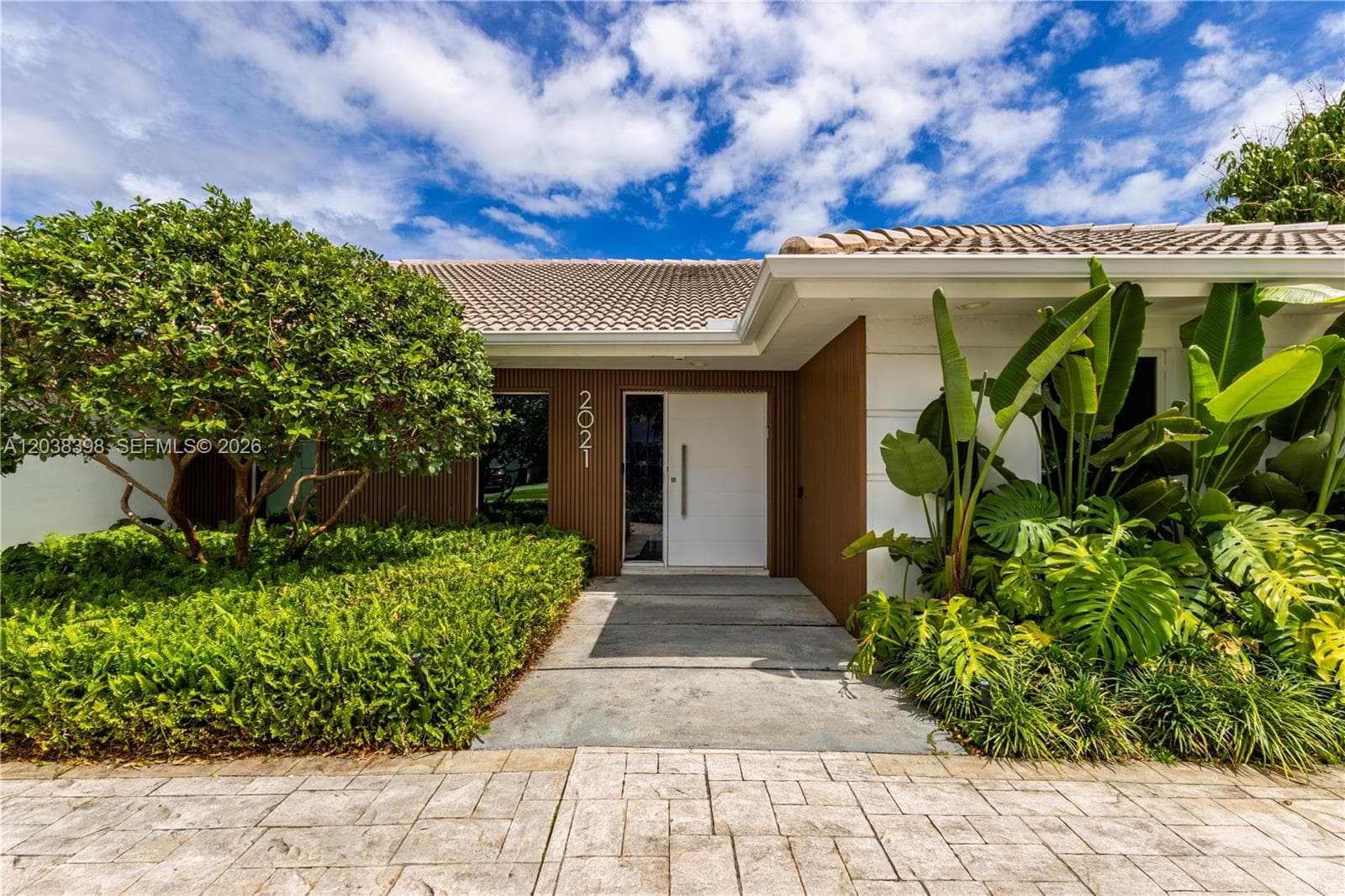 2021 NE 212th St, Miami, FL 33179 photo 2