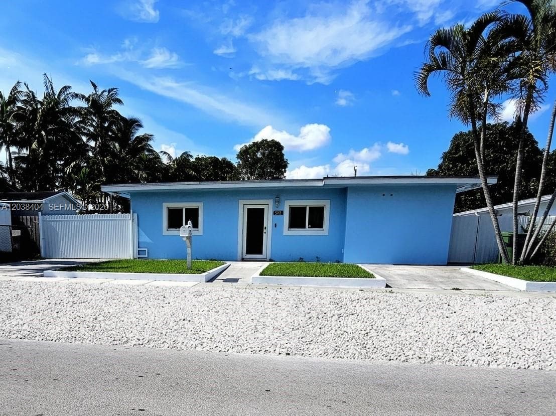 572 E 38th St, Hialeah, FL 33013 photo 2