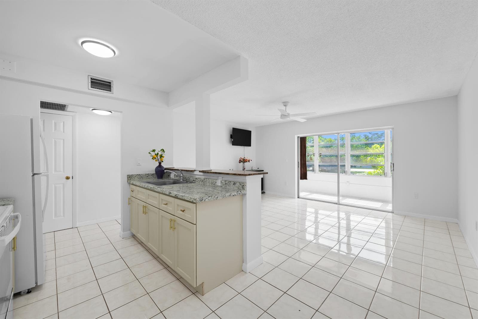 5190 E Sabal Palm Boulevard # 209, Tamarac, FL 33319 photo 2