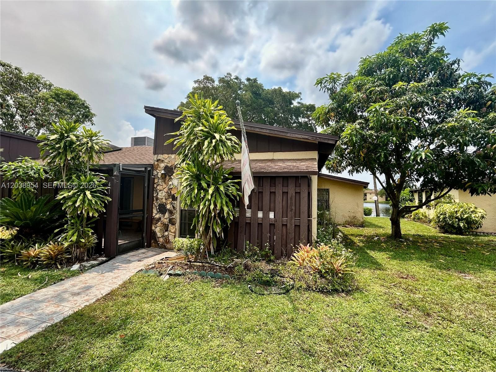 416 Briarwood Cir # 2-24, Hollywood, FL 33024 photo 2