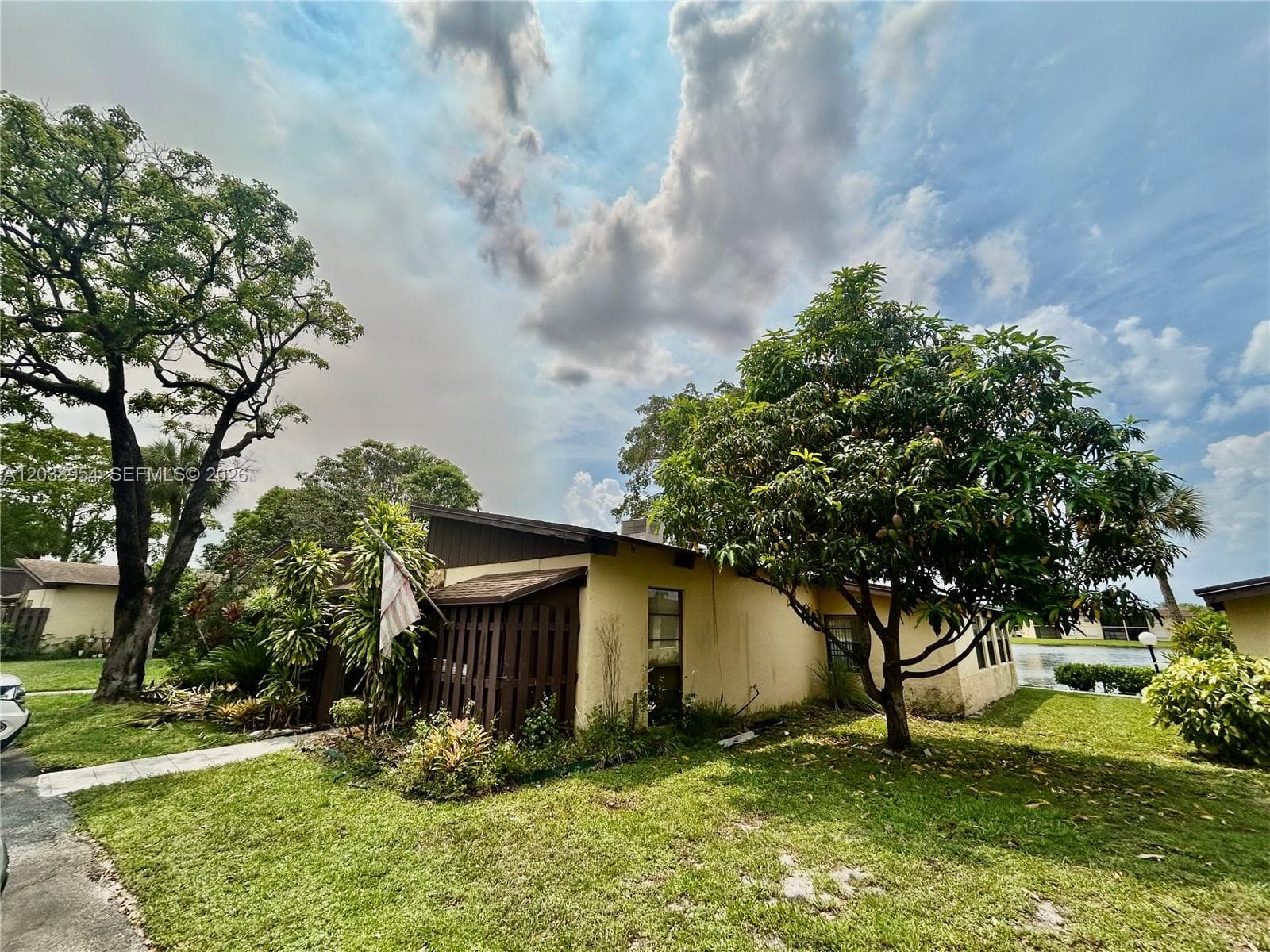 416 Briarwood Cir # 2-24, Hollywood, FL 33024 photo 3