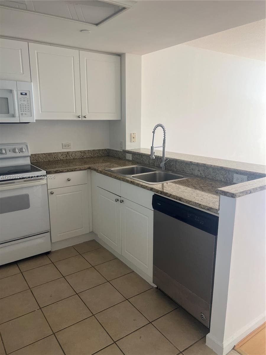 19501 W Country Club Dr # 611, Aventura, FL 33180 photo 2