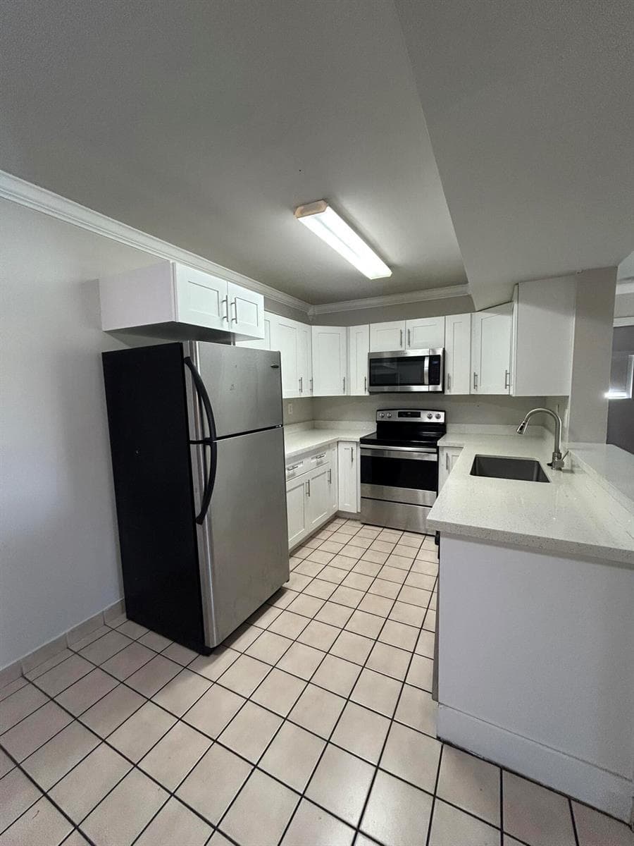 450 W Palm Cir Circle W # 103, Pembroke Pines, FL 33025 photo 2