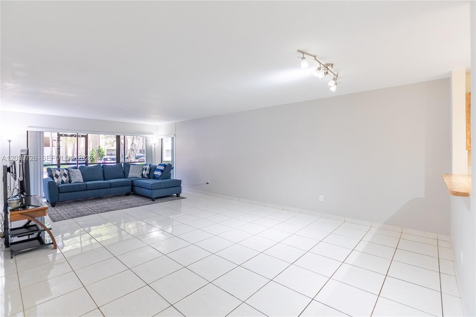 601 Ives Dairy Rd # 101-8, Miami, FL 33179 photo 3