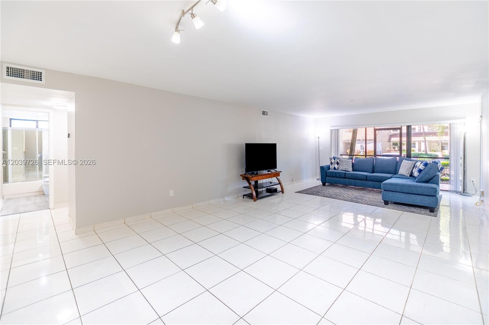 601 Ives Dairy Rd # 101-8, Miami, FL 33179 photo 4