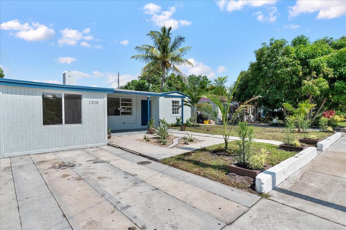 1306 S C Terrace, FL 33460 photo 2