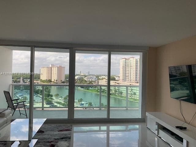 100 Bayview Dr # 904, Sunny Isles Beach, FL 33160 photo 2