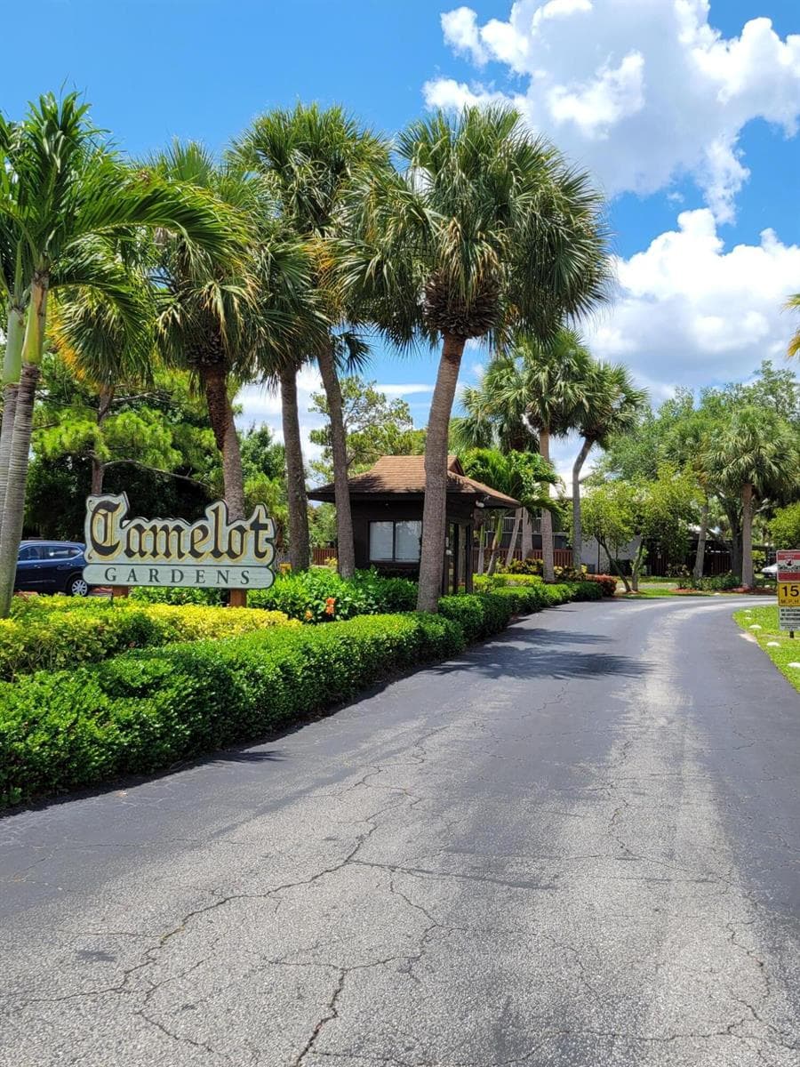 903 SE Camelot Gardens Boulevard SE, Port St. Lucie, FL 34952 photo 4