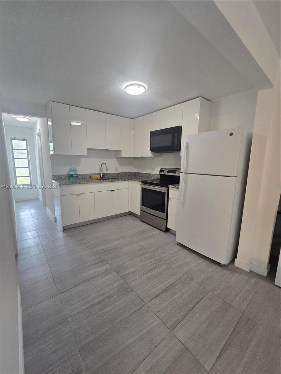 237 SW 13th St # 5, Dania Beach, FL 33004 photo 2