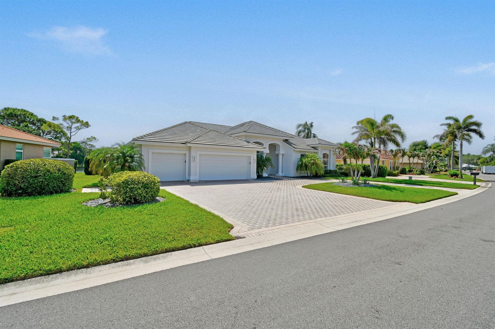 8091 SE Woodlake Lane W, Hobe Sound, FL 33455 photo 2