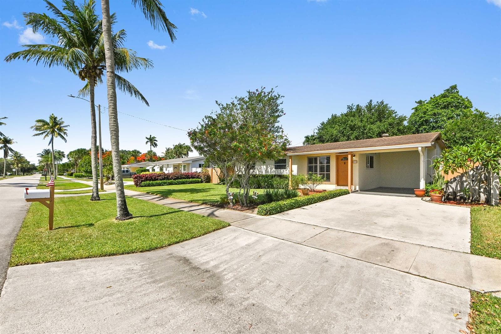 313 Poe Drive, Palm Springs, FL 33461 photo 2
